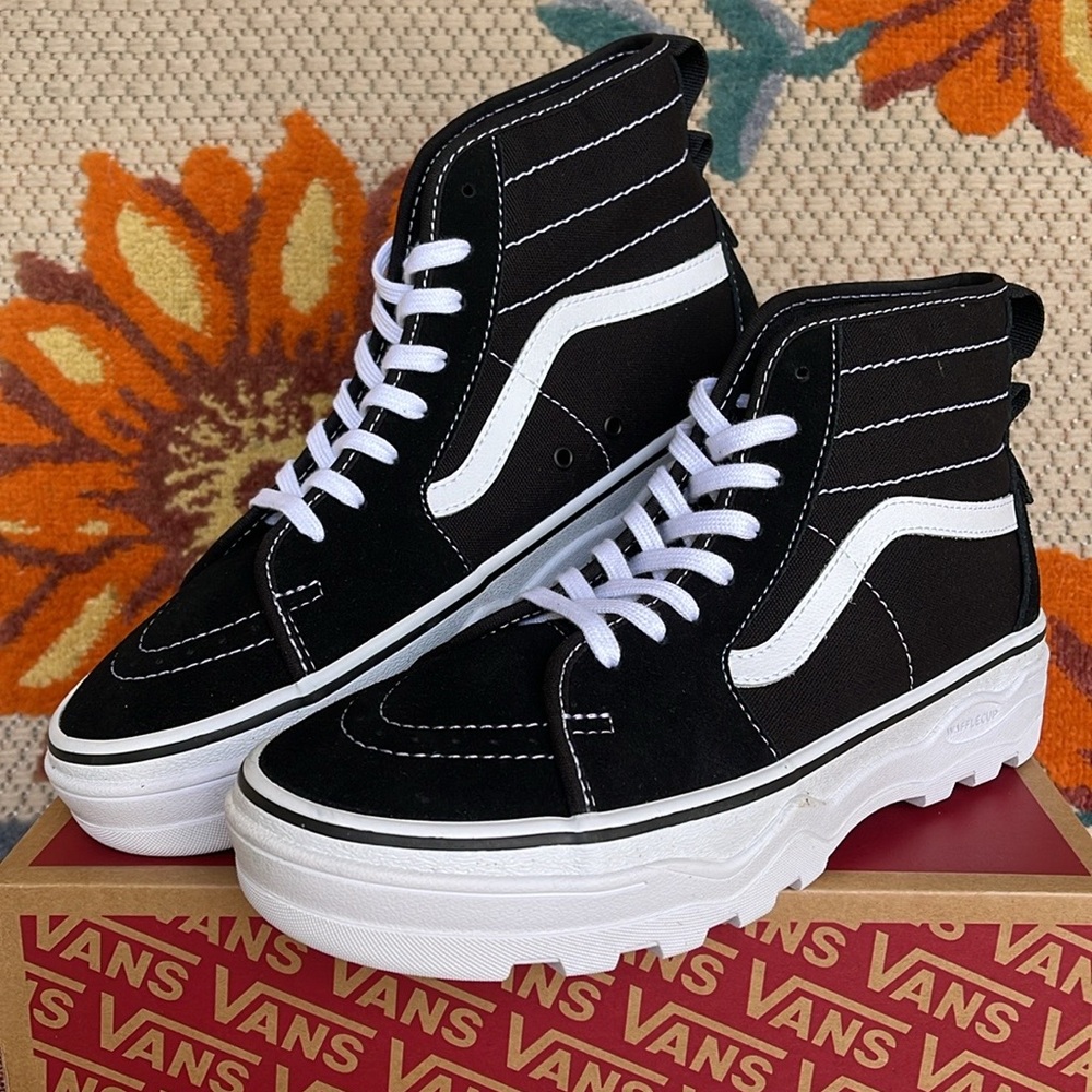 Vans Men’s Sentry Sk8-Hi
Black/White
VN0A5KY5BA2
Sneakers - Picture 10 of 16